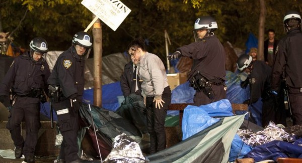 A rendőrség kirámolta a Zuccotti Parkot