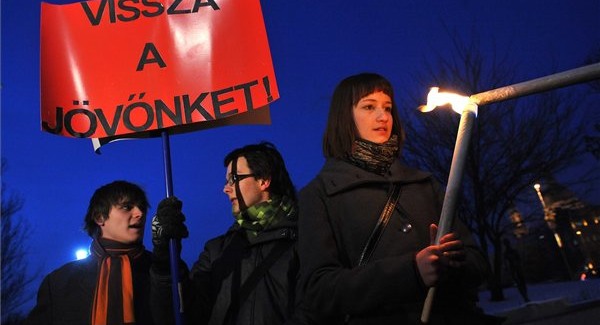Virrasztással tiltakozik a HÖOK