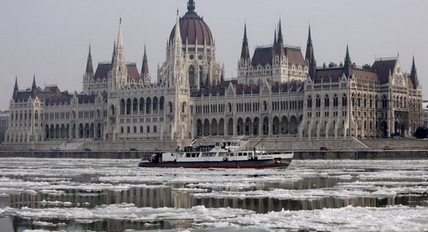 Magyarország leállította a dunai hajózást 