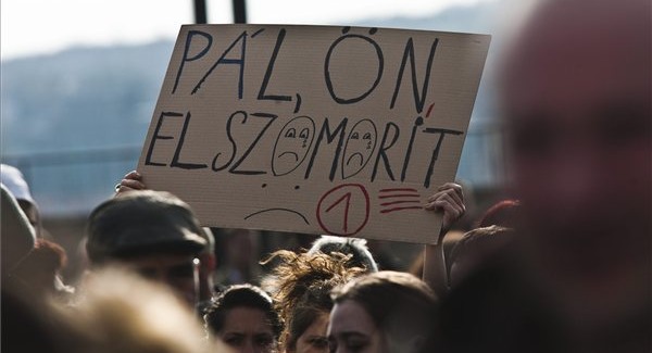 A gerinctelen csaló lemondását követelték