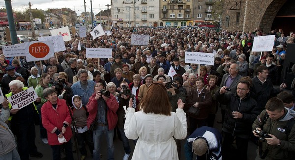 Papcsák ellen tüntettek a zuglóiak