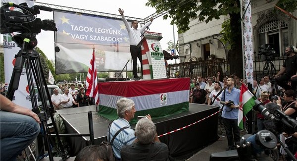 Háromezren voltak a Jobbik heccvonulásán