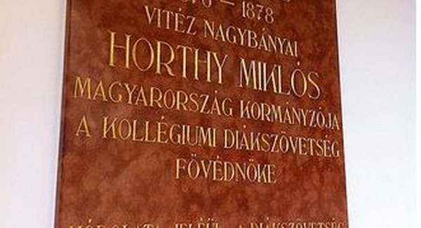 Rejtegetik a turisták elől Horthy emléktábláját
