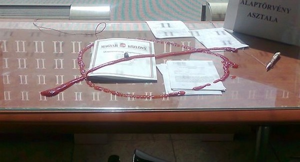 Eltűntek az Alaptörvény asztalkái