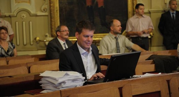 A női mosdóban próbált udvarolni a jobbikos