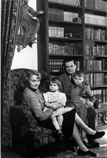 Halasz-family-in-Budapest-1954