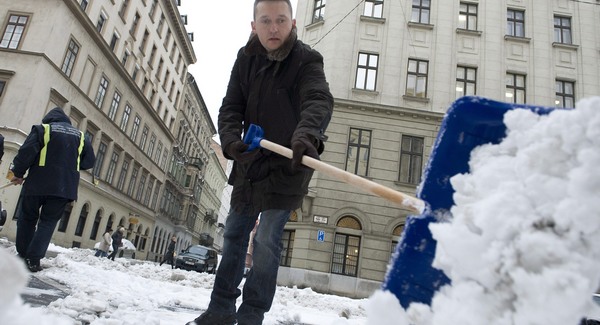 Rogán, a Nagy Hóhányó a minimálbérről hazudik