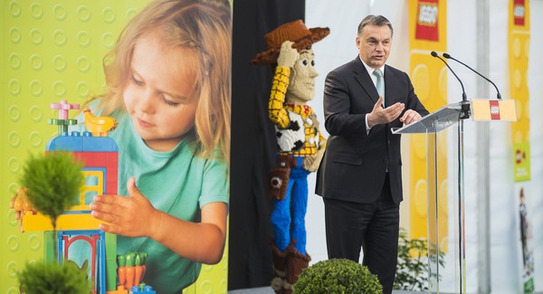 Orbán ráerőltette magát a Legóra