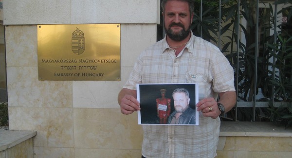 Dániel Péter a magyar nagykövetségnél tiltakozott 