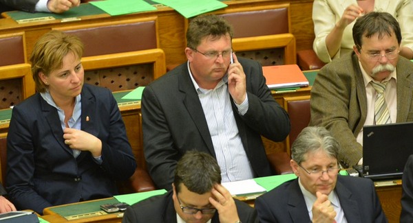 Fecseg a felszín, hallgat a mély