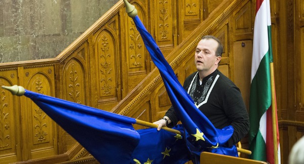 Kidobták az uniós zászlót a magyar Parlamentből
